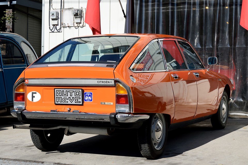 これだけ派手なカラーですが、様になるところがフランス車の素晴らしいところ！