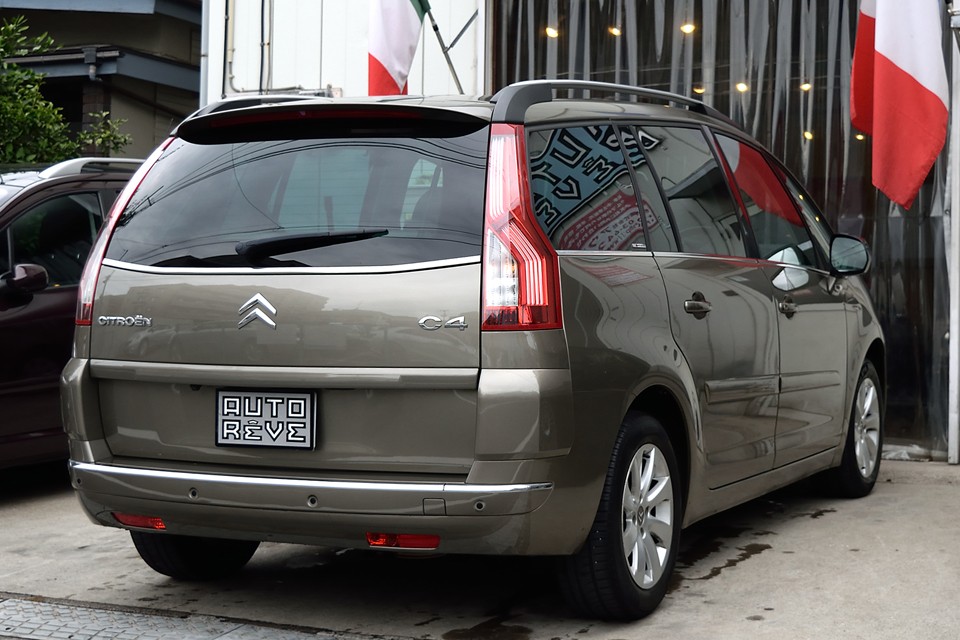 フランス車らしいステキな色ですねぇ。乗る人の「人となり」を表現する上品な雰囲気のボディカラーだと思います！