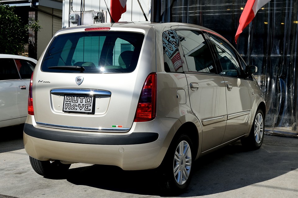 イプシロンの全幅は1720mmの3ナンバーに対し、ムーザは1700mmの5ナンバー！
ボディラインは似ていても、単純にイプシロンの5ドア版ではないのです。