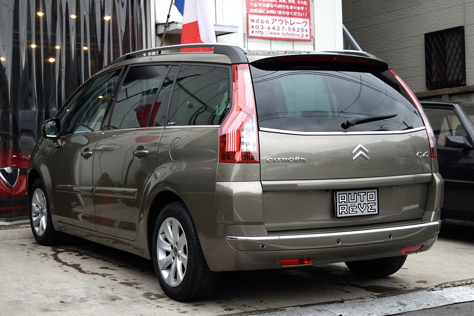 7人乗りの大きなボディですが、ダウンサイジング1.6Lターボエンジンでパワーと燃費を両立！