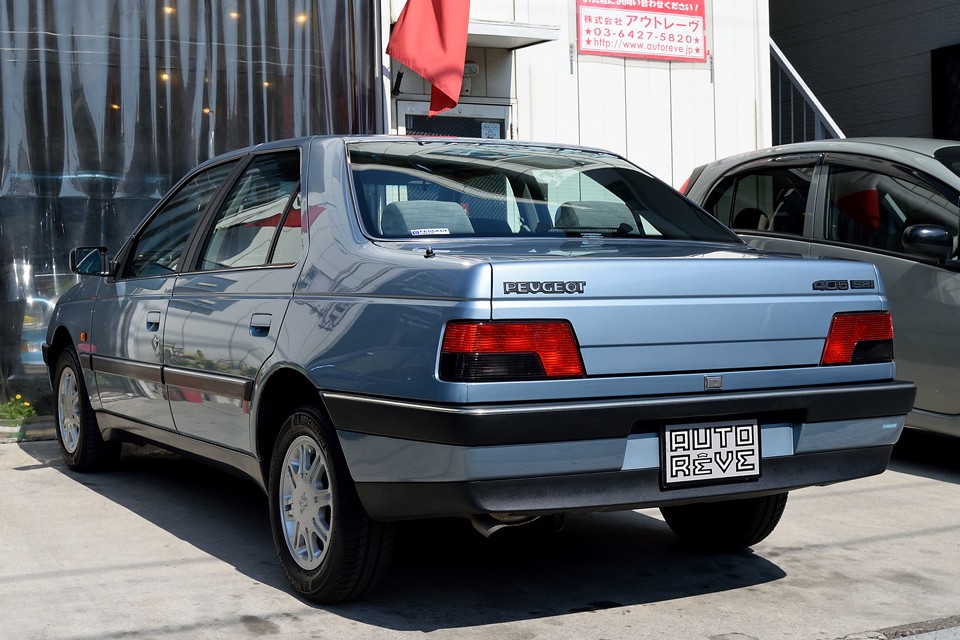 デザインはご存知ピニンファリーナ！繊細でインテリジェンスを感じる「面」の美しさは絶品！
これを超える美しさを持ったセダンって・・・思いつきません。