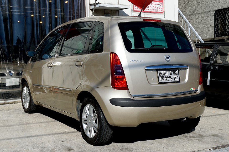 その性格もイプシロンとは違い、使いやすさはもちろん、上級サルーンにも負けない広い室内空間と
ホイールベースの違いからくる安定感でロングドライブも快適なのです〜！