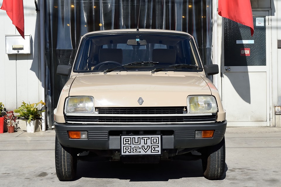 この顔ですから、「サンちゃん」とか「サンクロウ」とか名付けて、ペット作戦が有効かと…。