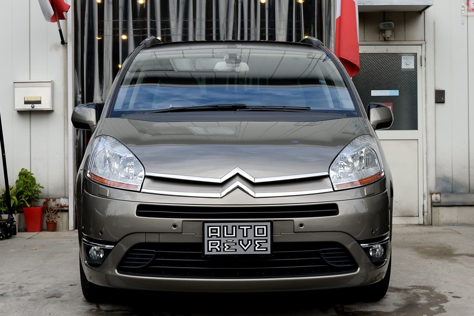 しかも、この平成23年以降のモデル(B585FO2P)は各部のアップグレードにより、C4ピカソ中、最もパワフル(156ps)で最も省燃費(11.0Km/L)な、最終進化モデルなのです！