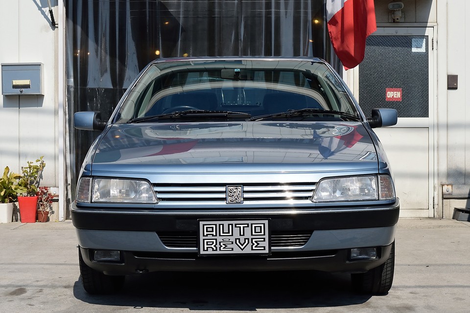 人が物を見た時に思う「軽さ」「安心感」「真面目さ」を巧みに感じさせるフロントマスク。