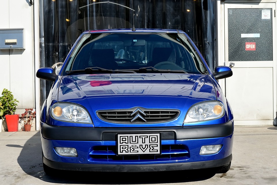 兄弟車のプジョー106と比べて、オトナ顔のサクソ！