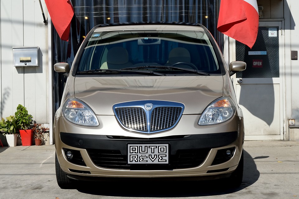 イプシロンをタテにビロ〜ン！って顔ですが、サイドのボディパネルからのラインに合わせたアーモンド型のライト形状とグリルの大きさ、タテ格子の角度が絶妙！シンプルなのに端正な印象は、さすがです。