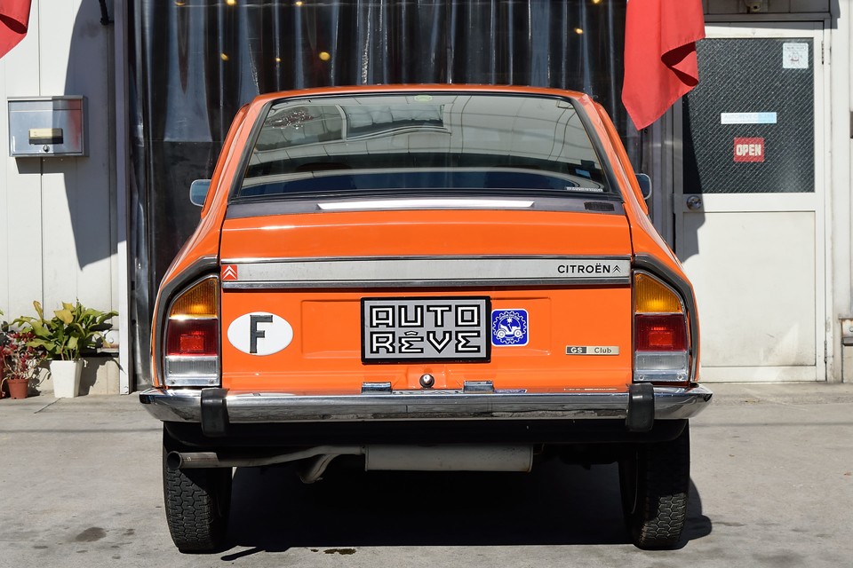 このボディフォルムだとリア廻りの造型は難しいと思うのですが、タテ型のリアランプで重たく感じさせない見事なデザイン！