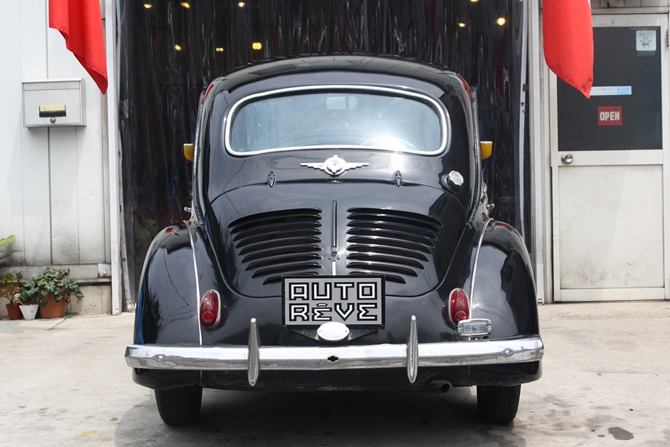 ポルシェやビートルと同じRR方式なので、独特のリアスタイル！