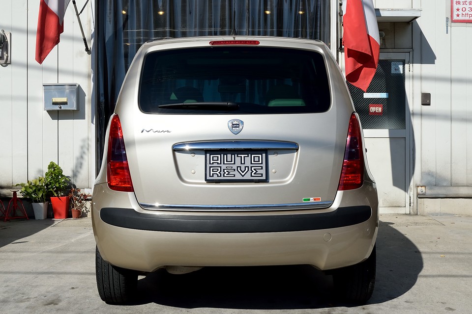 トールワゴンの腰高なイメージを感じさせない重心を低くみせるデザイン…ホント上手！