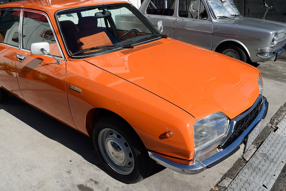 ボンネットは少し浮きサビがありましたので弊社で補修ペイント済みです！キレイでしょ◎