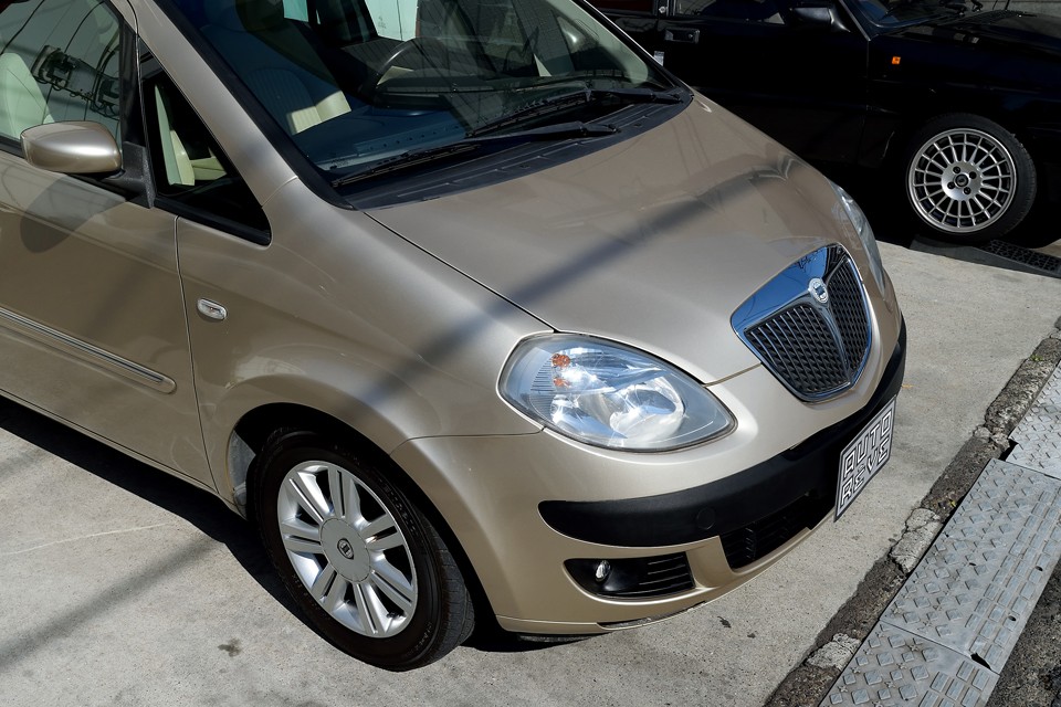 ボディカラーは「Perla vassari」、画像ではゴールドっぽく見えますが、薄い茶色のメタリックです。