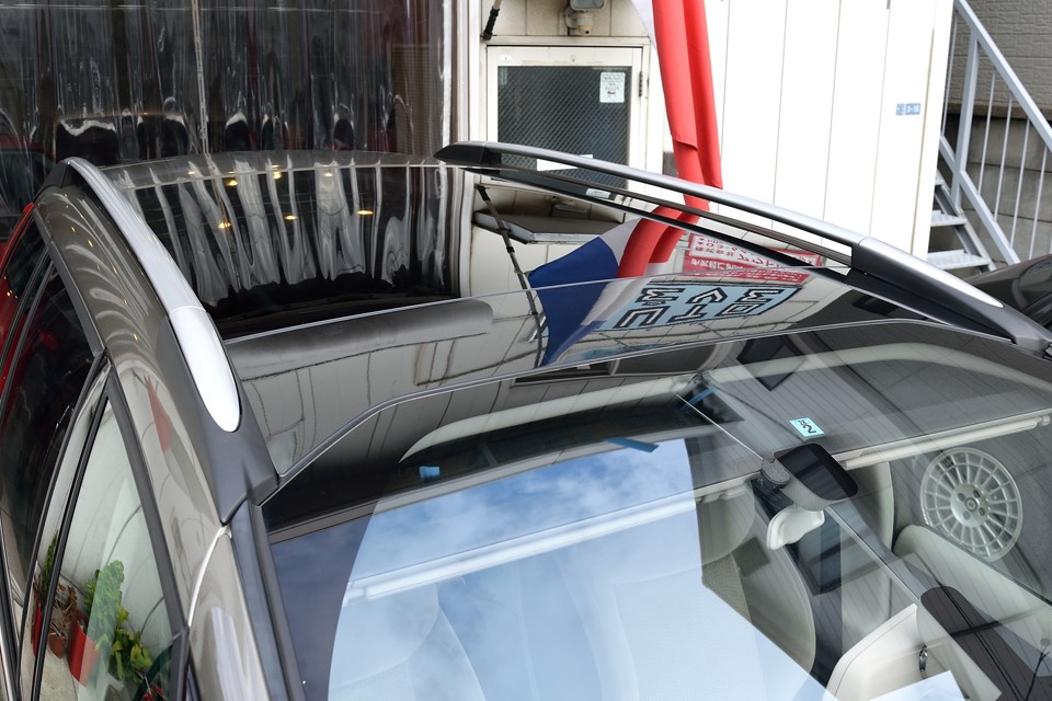 フロントからリアまでつづくガラスルーフはとっても開放的で気持ちいい〜！
シトロエン曰く「視界と空間の開放感」から発送した、名付けて「VISIOSPASE」・・・これ大正解！