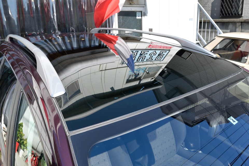 後席の上部までつながるグラスルーフ！ガラス自体は開きませんが、インナーシェードを開けると、大パノラマが！