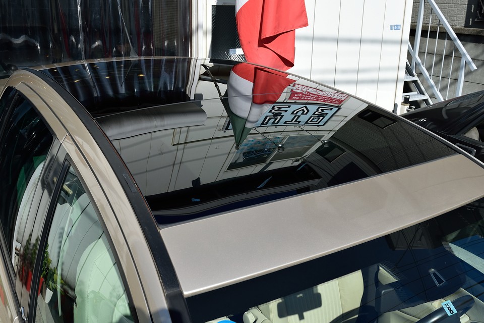 ルーフはリアシート上部まで続くグラスルーフ！フロントはチルトアップ付き電動サンルーフです！