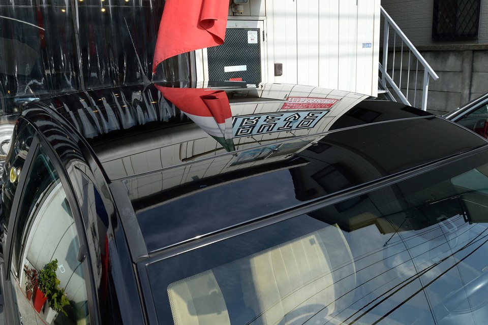 ルーフはフロントからリアまで続く全面ガラスルーフ！
「えっ！1.4Lのコンパクト車なのにそんな装備まで？」…そりゃランチアですから。