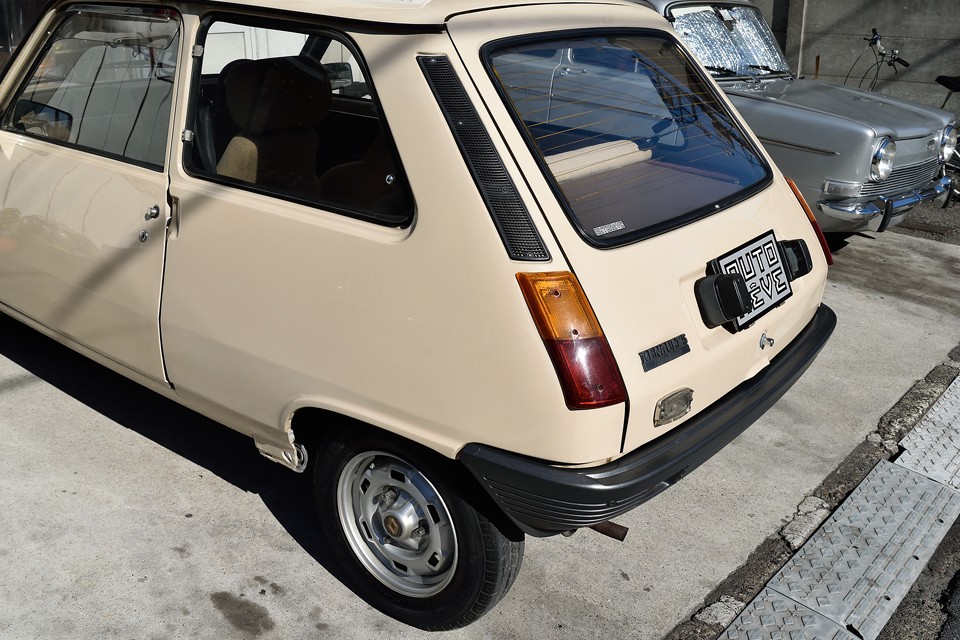 バンパーは本来、未塗装ですが、少し劣化が目立っていたので、
オリジナルの雰囲気に忠実に、ダークグレーのチョイツヤ無し塗装しました！キレイでしょ！