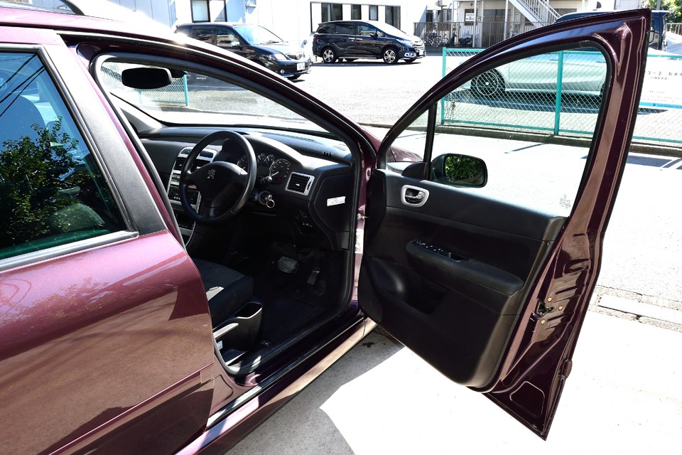 インテリアはシンプルな黒で統一されてます。内外装のバランスを考えると「黒」で正解！