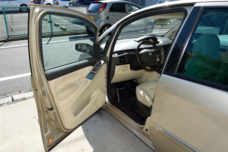 イタリア、いやランチアの哲学が詰まったインテリアへ…。