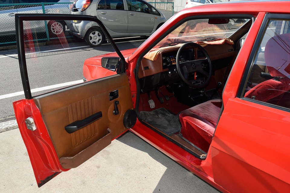 さぁ！禁断？の80年代テイストタップリの室内へ…。