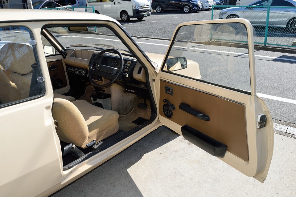 さぁ、それでは更に重要なアピールポイントのインテリアへ！