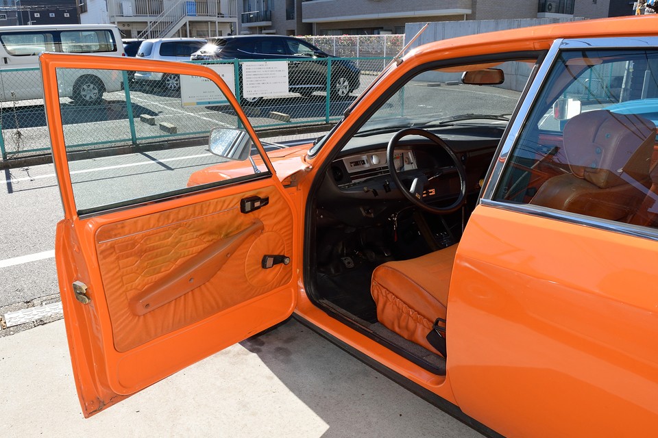 そしてなんと、掟破り？！の内装も同色オレンジ仕様！体温2度くらい上がりそう！（笑）