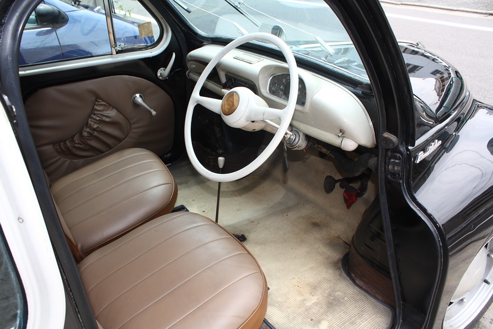 内装のうす茶、こげ茶、白の組み合わせがなんとも上品です。