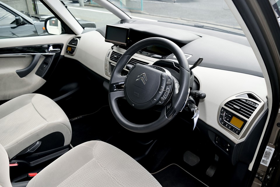 白黒のコンビネーションインテリアもさる事ながら、何このハンドル？！って思ったアナタ！アナタが正常(笑)