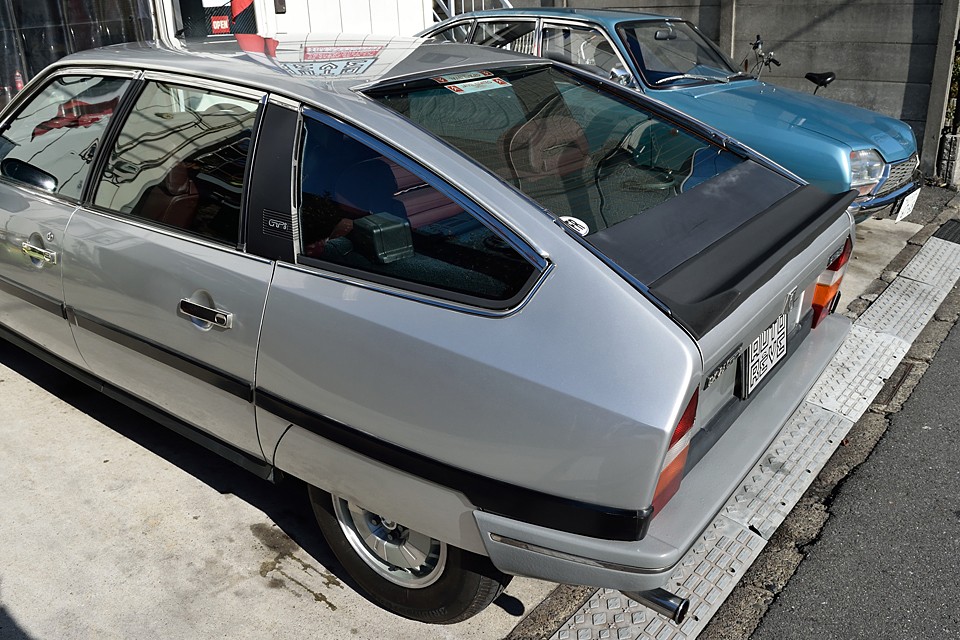 特徴的な湾曲したリアガラス！これ室内側から見ると写り込みが少なくて見やすいんですよねぇ。