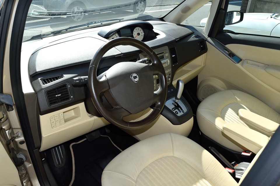 造型、色合い、質感…どれをとっても1.4Lのクルマとは思えません。