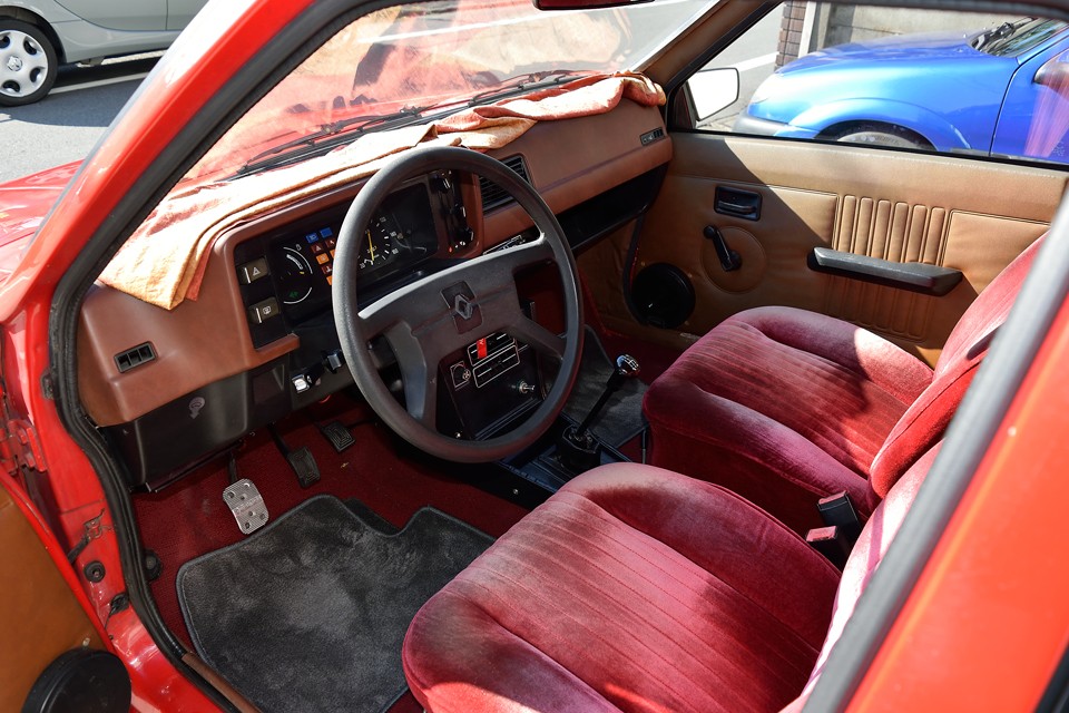 とてもフランス車とは思えない「昭和」な感じがするのは、なぜぇ〜！