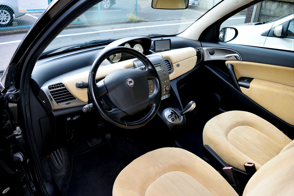 色、形、素材の織りなす美しさはもちろん、実用性も兼ね備えた素晴らしいインテリア！まさにイタリアンデザインの真骨頂！