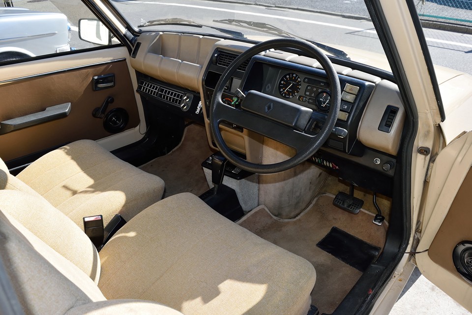 シートといい、インパネのデザインといい、「アンティークのフランス雑貨みたいじゃん！」でどう？