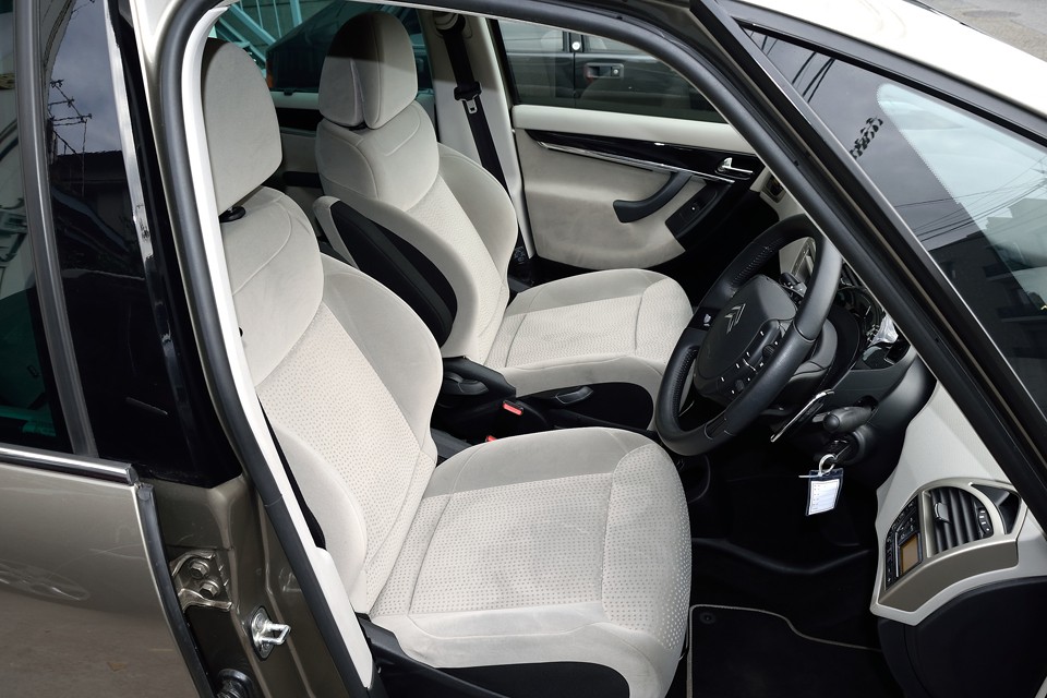 やはりフランス車は、このケバケバ素材のモケットシートが良いのです！わかってらっしゃる〜！