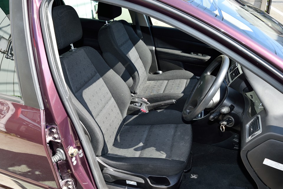 シートに若干のシミ汚れはありますが、納車時のクリーニングでキレイになると思います。スレや破れがない事が重要！