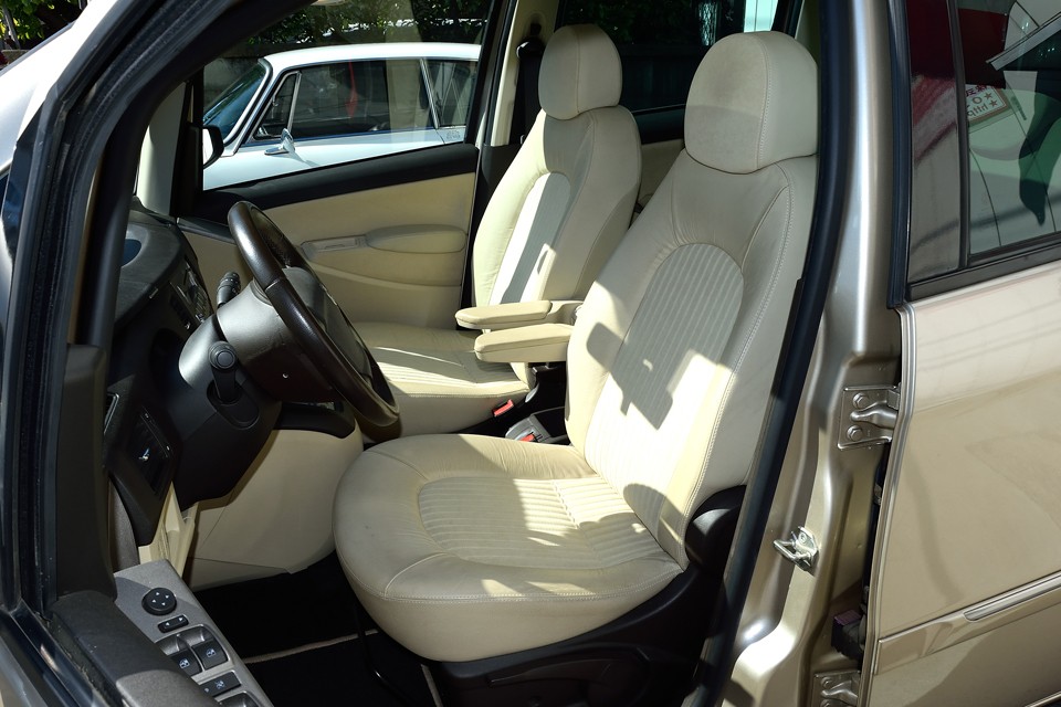 ハーフレザーシートは若干の使用感は感じますが、汚れが目立ちやすいアイボリーでこの状態はむしろ優秀かと…。