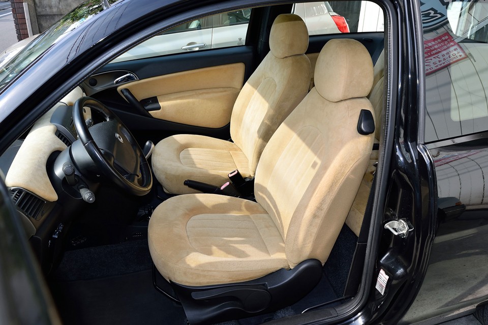 ベージュアルカンタラのシートは冬場に特に有り難みを感じるはず…。
「う〜、革が冷たい〜！お尻が冷える〜！」は無いです。