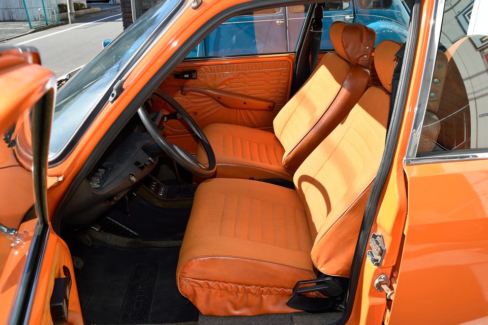 シートは少しシミ汚れがありますが、スレや破れはありません！