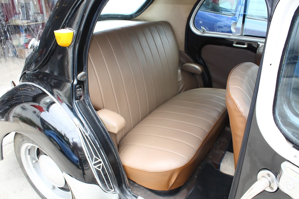 後席はなんと肘掛け付き！しかも見た目と違って意外と広いです。
その昔、タクシーでも使われていたくらいですからね。