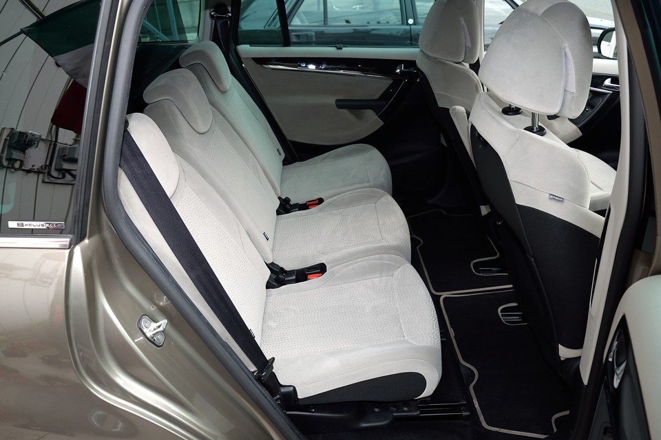 リアは余裕のスペース！テーブルやサンシェード、単独でエアコン操作も出来て装備は充実！リアシートが一番の特等席かも！