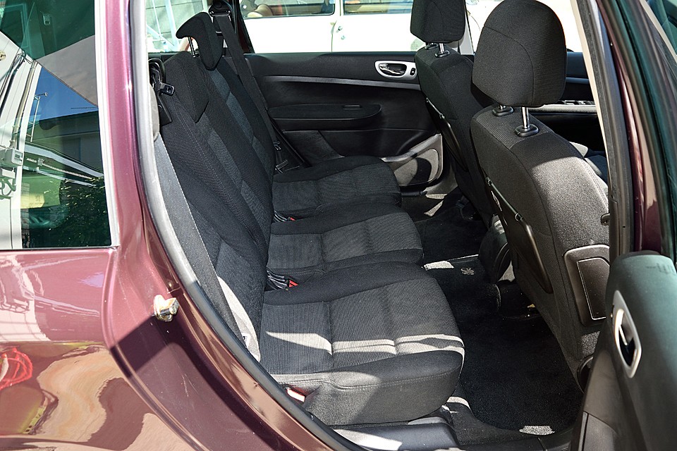 リアシートもクリーニングでOKですね。焦げ跡や破れはもちろんありません！