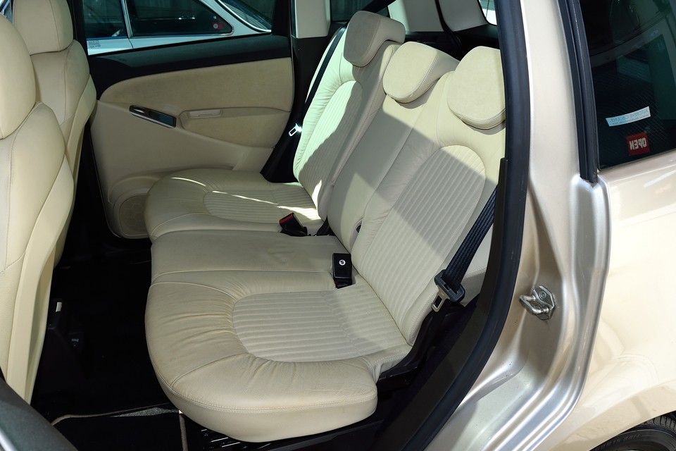 このクルマ…リアに乗るのが良いかも！
高さがあるので、かなりゆったり座れるし、ガラスルーフは開放感があって気持ち良い〜！