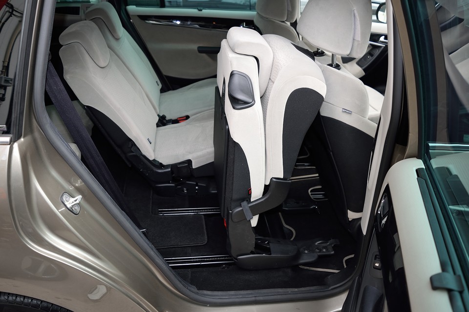 3列目の乗降には2列目シートの右肩の黒いレバーを引くと「ポン」とワンタッチでこの状態に！女性でも楽に操作できます。