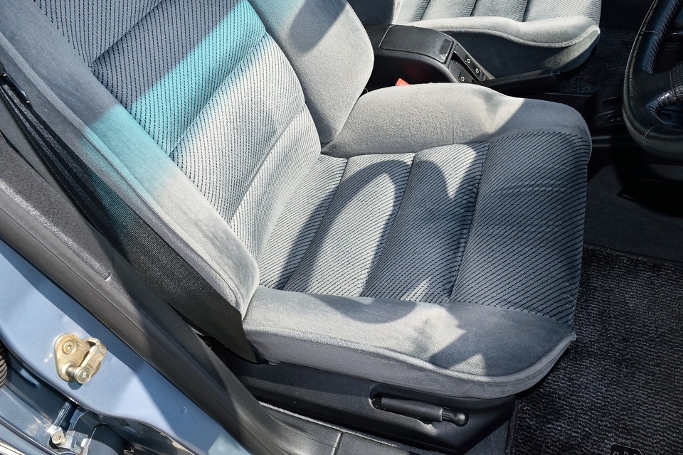 一番使用感を感じる運転席でこの状態です。これは合格！どころか「僭越では御座いますが、座らせていただく所存で御座います。」的な！（笑）