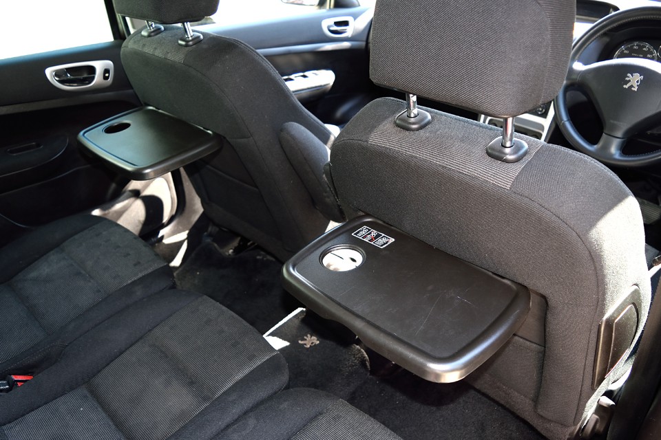 前席背面にテーブル内蔵！お弁当食べたくなっちゃう〜！