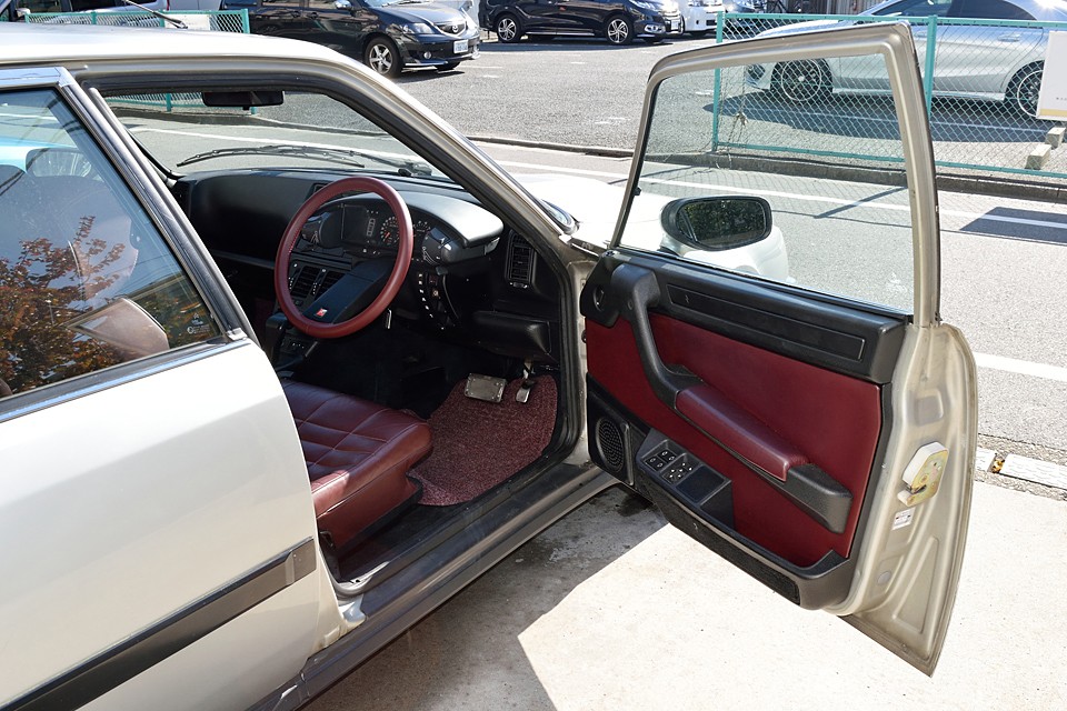 インテリアがこれまた素晴らしい状態！とても92年車とは思いません。