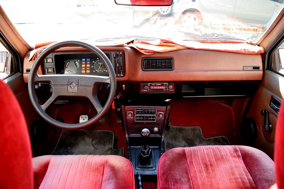 そんな古いわけでもなく、しかし新しくもない、絶妙な中途半端（笑）度合い！80年代バンザ〜イ！