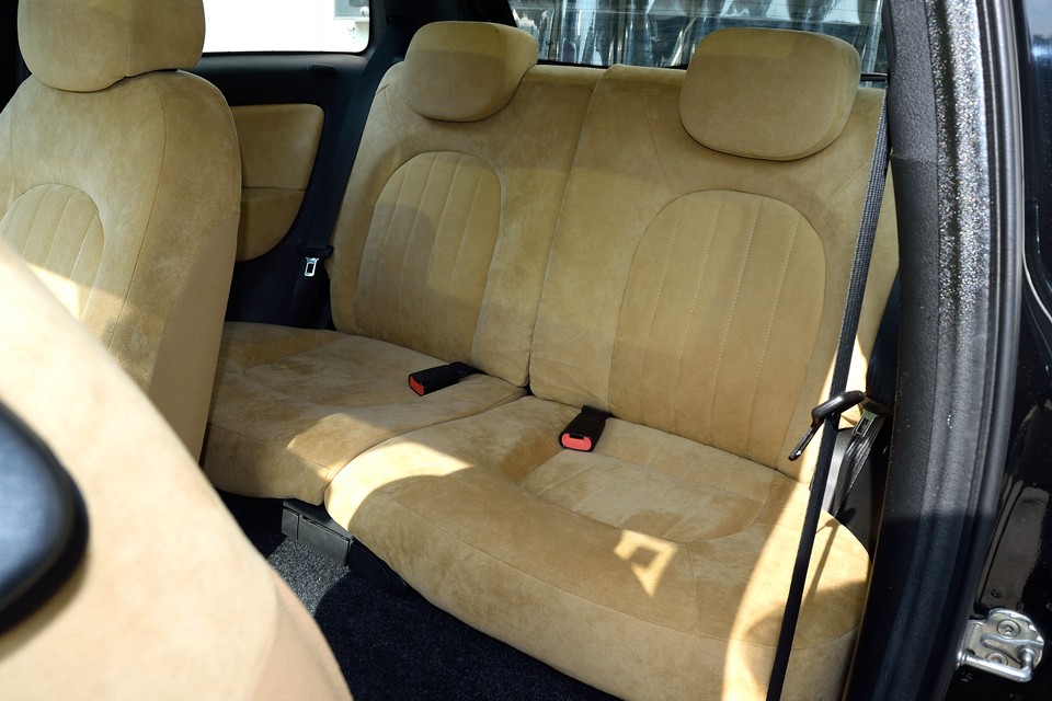 リアシートはほとんど使用感の感じない良い状態です！