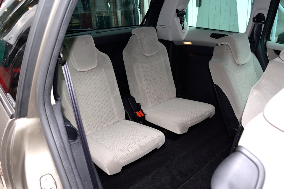 3列目は簡素なシートではありますが、スペースはタップリ！とりあえず感はなく、ちゃんと座れるシートです。