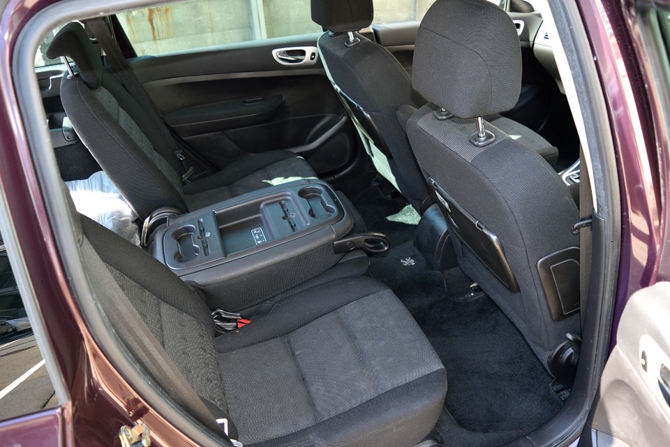 リアシート中央を倒せば、こちらもテーブルに！エコノミーからビジネスへ！くらいの変化だわ、コレ。